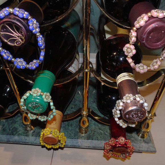 Handmade stretch bracelet with Czech anemone windflower design in six colors - Picture 12 of 14